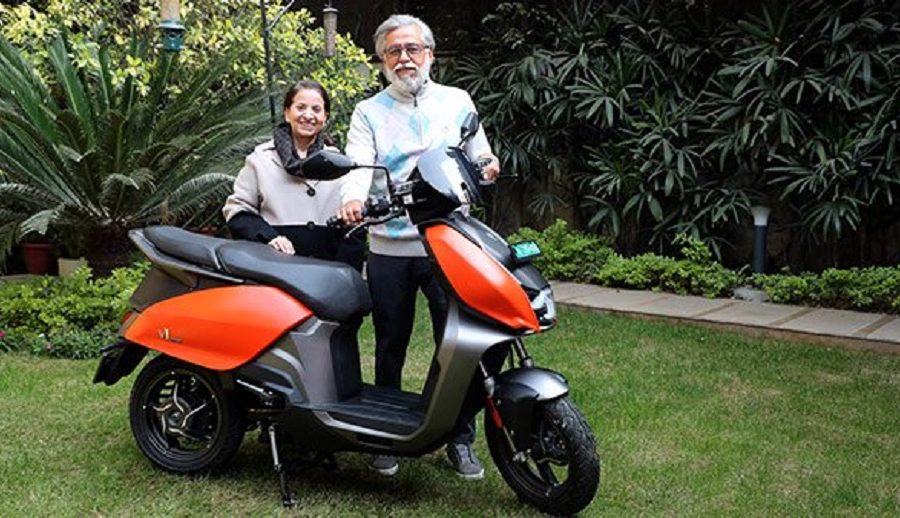 हिरो मोटोकर्पका अध्यक्ष पवन मुन्जालले इलेक्ट्रिक स्कुटर भिडा वानको डेलिभरी लिए