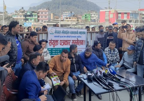 लुटिएका मोबाइलको क्षतिपूर्ति नपाए आन्दोलन गर्ने व्यवसायीको चेतावनी