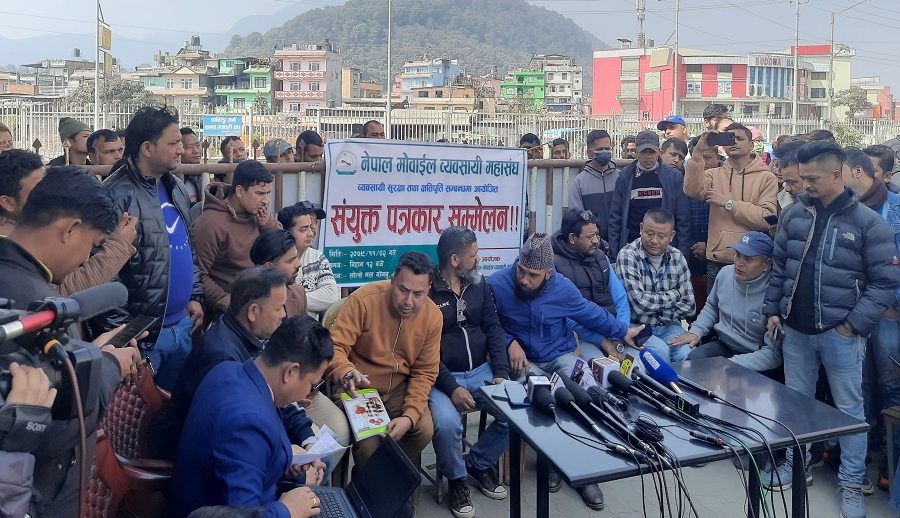 लुटिएका मोबाइलको क्षतिपूर्ति नपाए आन्दोलन गर्ने व्यवसायीको चेतावनी