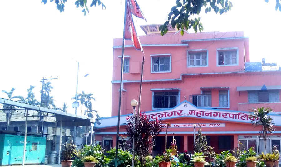 केबल र इन्टरनेटका तार व्यवस्थापन गर्दै विराटनगर महानगरपालिका