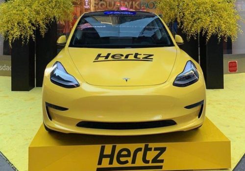 रेन्टल जायन्ट फर्म हर्जले पेट्रोल कारहरूको लागि टेस्लासहित ईभीहरु हटाउँदै, यस्तो छ कारण