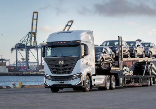 निसानले नयाँ गाडीहरू डेलिभर गर्न हेभी ड्यूटी विद्युतीय ट्रकहरू प्रयोग गर्ने