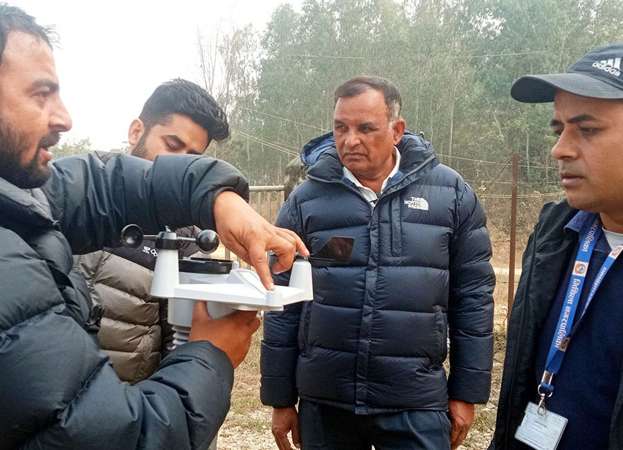 धनुषामा मौसम मापन यन्त्र जडान