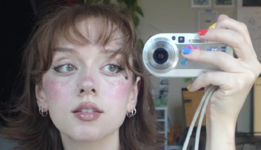 अनलाइन रिभाइवलपछि डिजिटल क्यामरा फेसनमा फर्कियो