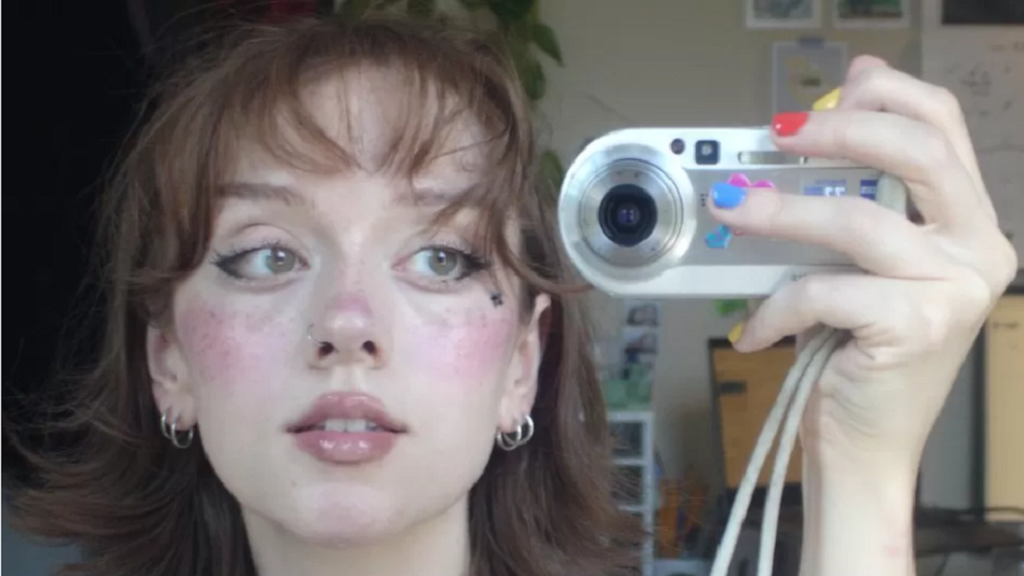 अनलाइन रिभाइवलपछि डिजिटल क्यामरा फेसनमा फर्कियो