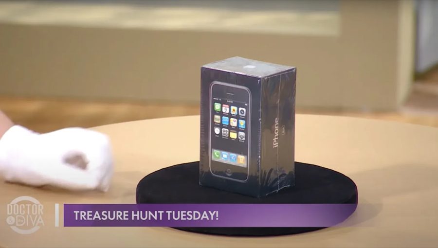 बक्स प्याक रहेको पुरानो आईफोन ६५ लाख रुपैयाँ बढीमा लिलामी गरिँदै