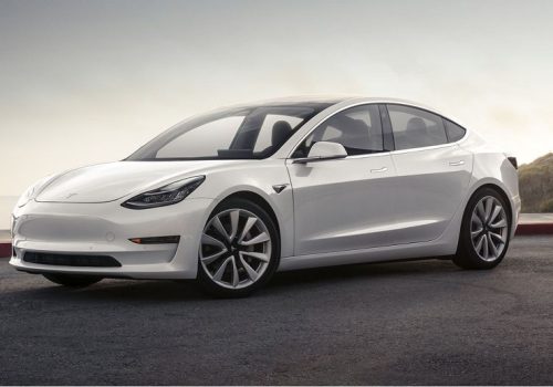 सस्तो र सानो नयाँ टेस्ला मोडल ३ इलेक्ट्रिक कारको विवरण सार्वजनिक