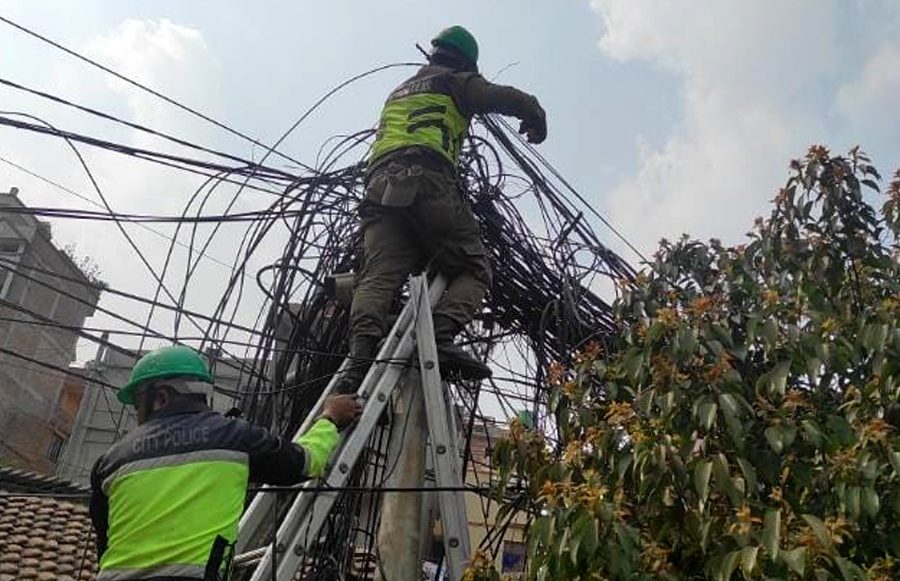 ललितपुर महानगरपालिकामा यसरी हटाईँदैछ इन्टरनेट तथा केबुलको तार