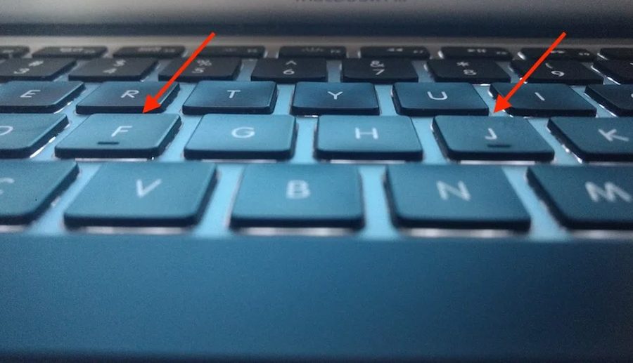 किन कम्प्युटर किबोर्डको ‘एफ’ र ‘जे’ मा रेखाहरू हुन्छन्? जान्नुहोस् यस्तो छ कारण
