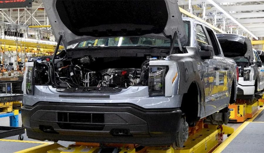 फोर्डले ब्याट्री समस्याहरूको कारण १८ ओटा एफ-१५० लाइटनिङ रिकल गर्दै