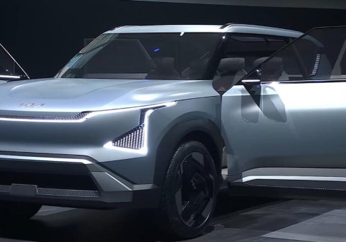 किया चीनको भीडभाड भएको इभी बजारमा प्रवेश