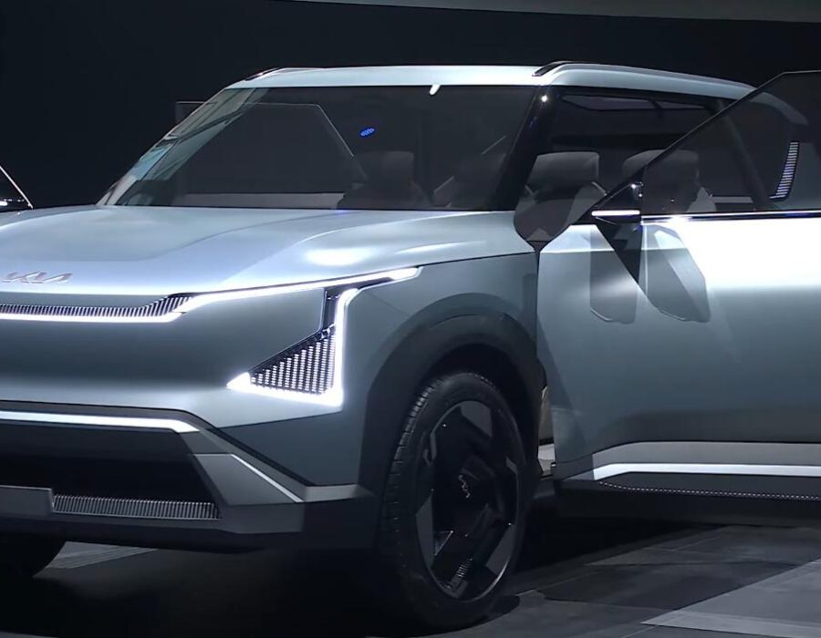 किया चीनको भीडभाड भएको इभी बजारमा प्रवेश