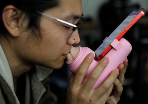 चिनियाँ फर्मले टाढा रहेका प्रेमीहरूको लागि बनायो चुम्बन मेसिन