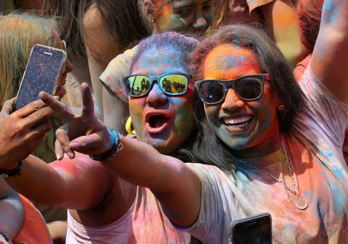 होली खेल्दा तपाईँको फोन पानीमा खसेमा सुरक्षाका लागि अपनाउनुहोस् यस्ता उपाय