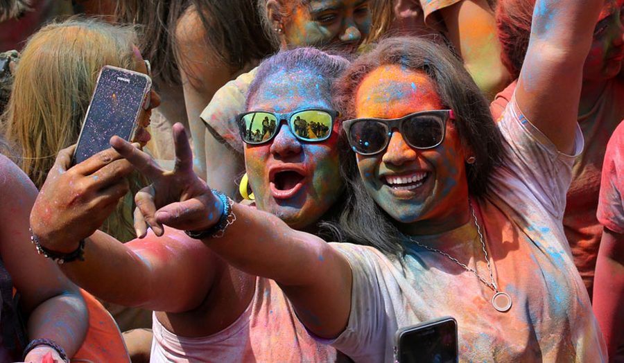 होली खेल्दा तपाईँको फोन पानीमा खसेमा सुरक्षाका लागि अपनाउनुहोस् यस्ता उपाय