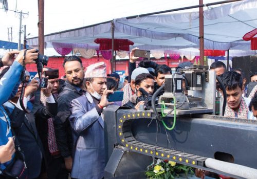 बीस वर्षीयले बनाए साइनबोर्ड मेसिन