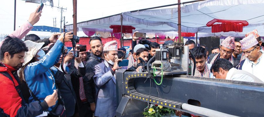 बीस वर्षीयले बनाए साइनबोर्ड मेसिन