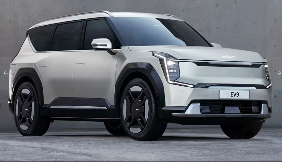 कियाको रेट्रो फ्यूचरिस्टिक अल इलेक्ट्रिक इभी९ एसयूभी सार्वजनिक