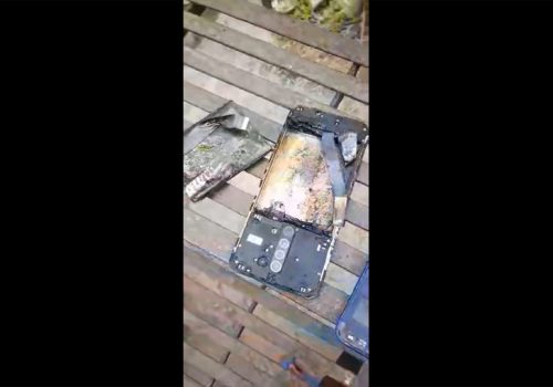 चार्जमा राखेको शाओमी पोको एम सिरिजको स्मार्टफोन अचानक पड्कियो