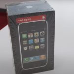 यी युट्युबरले किने ५२ लाख रुपैयाँमा १६ वर्ष पुरानो आईफोन