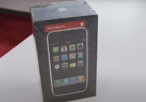 यी युट्युबरले किने ५२ लाख रुपैयाँमा १६ वर्ष पुरानो आईफोन