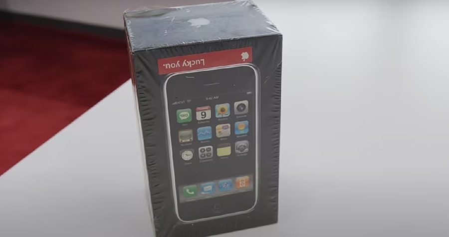 यी युट्युबरले किने ५२ लाख रुपैयाँमा १६ वर्ष पुरानो आईफोन