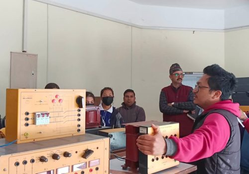 विकटका विद्यार्थीलाई प्रयोगशालाकाे अवलोकन गराउँदै काठमाडौं विश्वविद्यालय