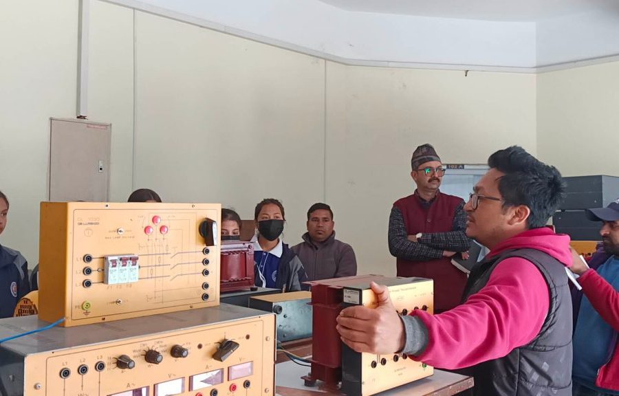 विकटका विद्यार्थीलाई प्रयोगशालाकाे अवलोकन गराउँदै काठमाडौं विश्वविद्यालय