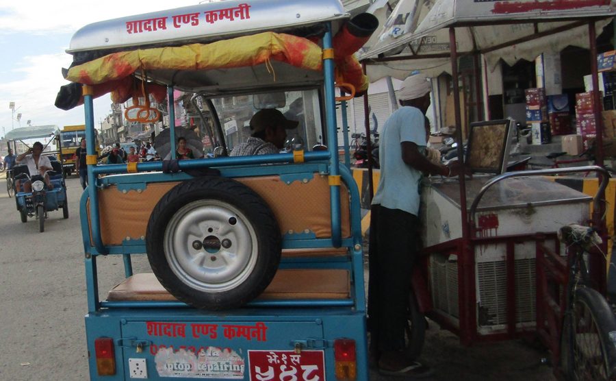 नियन्त्रणका लिइएका ई–रिक्सा छोड्न माग गर्दै चालक आन्दोलनमा