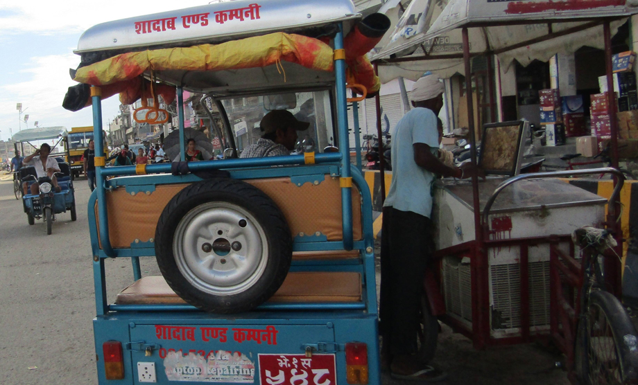 नियन्त्रणका लिइएका ई–रिक्सा छोड्न माग गर्दै चालक आन्दोलनमा