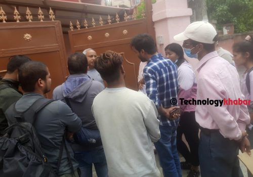 स्मार्ट टेलिकमका लगानीकर्ताको घर घेराउ गर्दै रिचार्ज कार्ड बिक्रेता