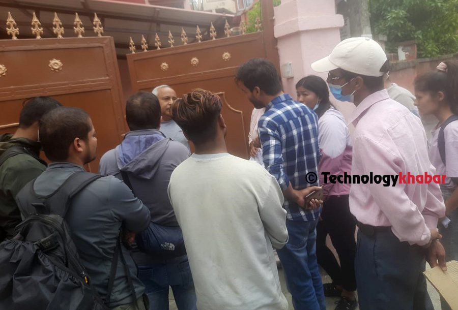 स्मार्ट टेलिकमका लगानीकर्ताको घर घेराउ गर्दै रिचार्ज कार्ड बिक्रेता