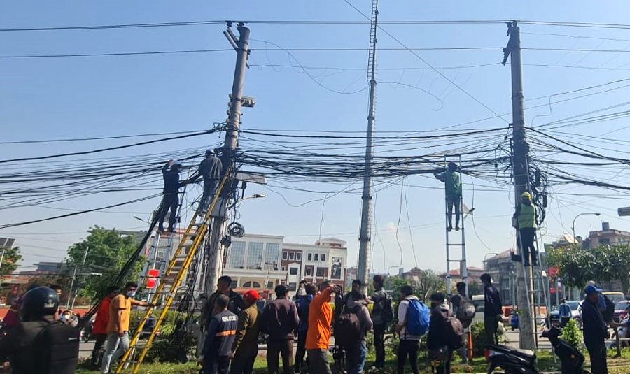 माइती घर मण्डलादेखि नयाँ बानेश्वरतर्फ र न्यूरोड गेटबाट बसन्तपुरतर्फ अव्यवस्थित तार व्यवस्थापन सुरु