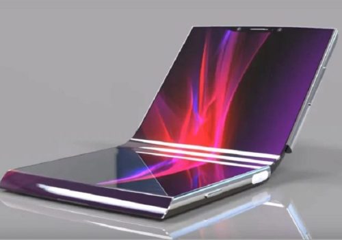 सोनीले कम्प्याक्ट क्लामसेल फोल्डेबल फोनमा काम गर्दै