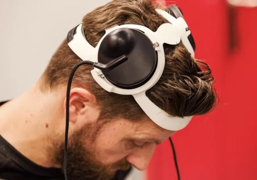 मस्तिष्क प्रत्यारोपणले पक्षघात भएका मानिसलाई फेरि हिड्न मद्दत गर्ने