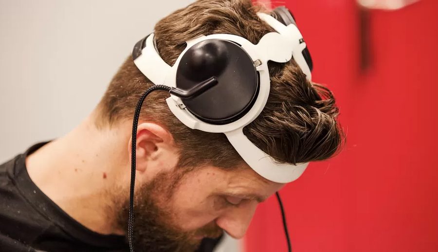 मस्तिष्क प्रत्यारोपणले पक्षघात भएका मानिसलाई फेरि हिड्न मद्दत गर्ने