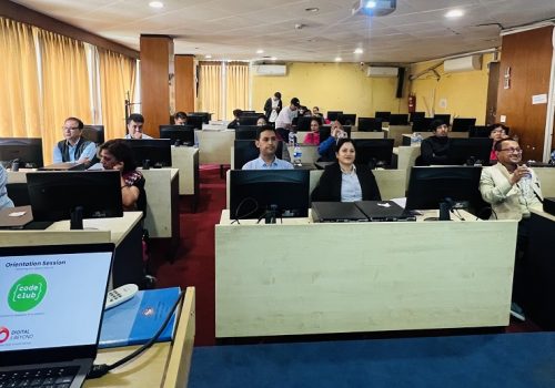 विद्यार्थीलाई कोडिङ सिकाउँदै काठमाडौं महानगर