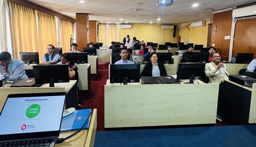 विद्यार्थीलाई कोडिङ सिकाउँदै काठमाडौं महानगर