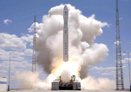 चीनको प्यारासुट प्रणालीले रकेट बूस्टरलाई नियन्त्रणका साथ अवतरण गराउने