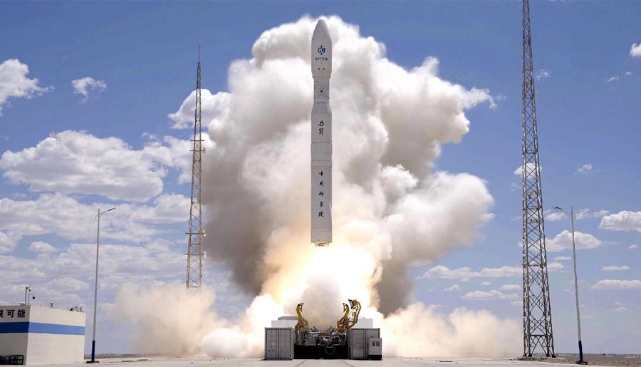 चीनको प्यारासुट प्रणालीले रकेट बूस्टरलाई नियन्त्रणका साथ अवतरण गराउने