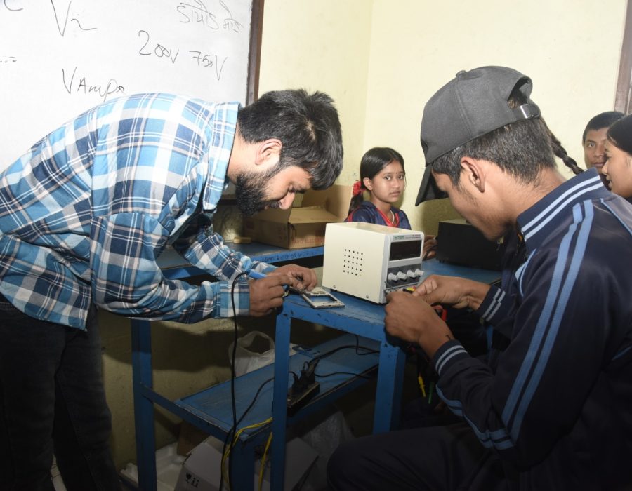 मोबाइल एण्ड इलेक्ट्रोनिक्स: महानगरको कार्यक्रममा धेरै विद्यार्थीहरुको रुचिमा परेको विषय