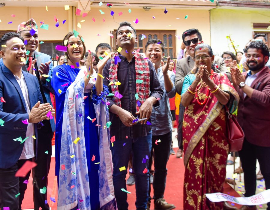 ईसेवा मनि ट्रान्स्फरले मेरो डिजिटल देश अभियान अन्तर्गतका बिजेतालाई गर्यो घर हस्तान्तरण