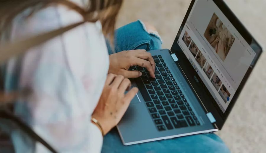 विद्यालयलाई ल्यापटप