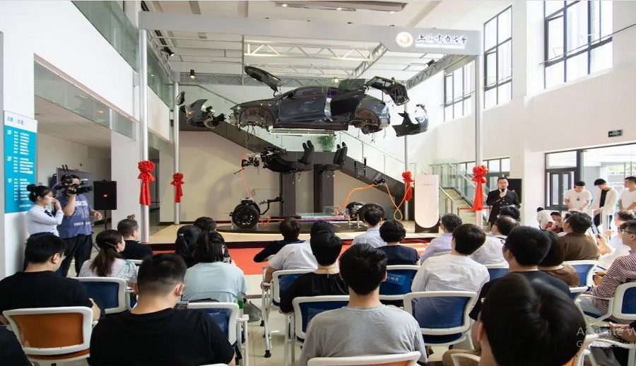 विद्यार्थीहरूका लागि टेस्लाले तयार पार्यो एक डिकन्स्ट्रक्ट मोडल वाई