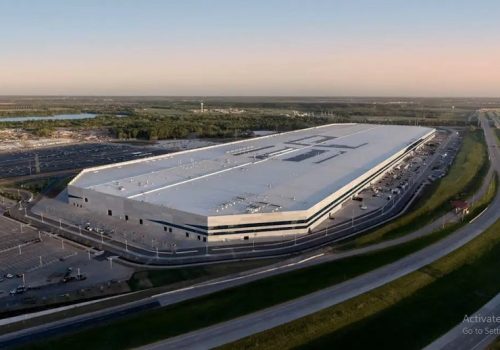 टेस्लाको गिगाफ्याक्ट्री स्थापना गर्ने बारेमा इलन मस्क फ्रान्सेली राष्ट्रपतिलाई भेट्दै