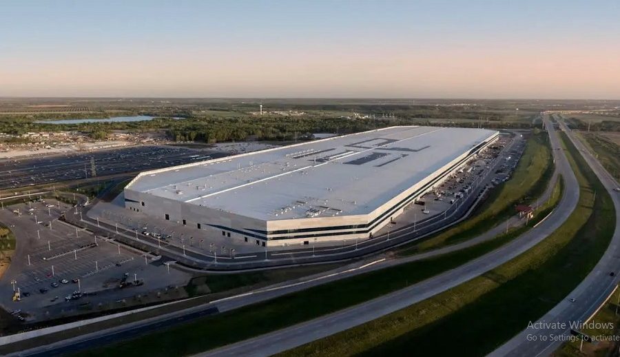 टेस्लाको गिगाफ्याक्ट्री स्थापना गर्ने बारेमा इलन मस्क फ्रान्सेली राष्ट्रपतिलाई भेट्दै