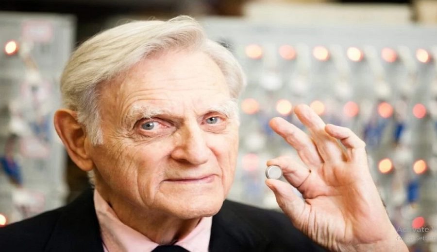 लिथियम-आयन ब्याट्री विकासमा योगदान दिने वैज्ञानिक “जोन बी गुडइनफ” को निधन