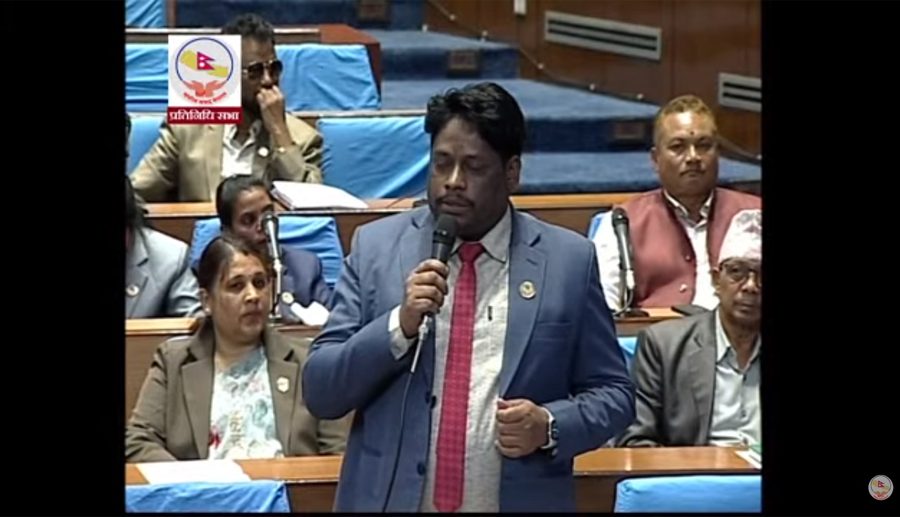 राष्ट्रिय परिचयपत्रको तस्विर खिच्दा संविधान विपरित कार्य भएको भन्दै बाध्यकारी नियम हटाउन सांसदको माग