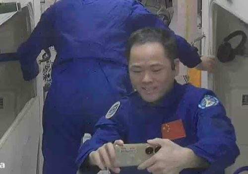 ह्वावे पी५० प्रो स्मार्टफोनद्वारा अन्तरिक्षमा खिचियो सेल्फी