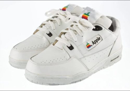 एप्पल स्निकर्सः एप्पलको नामको सबैभन्दा महँगो जुत्ता लिलामीमा